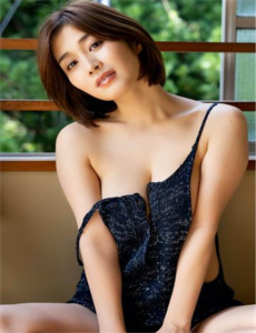 《一小孩儿半夜给女孩吃坤巴》